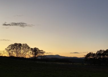 深山牧野から撮影した栗駒山の夕焼けの写真
