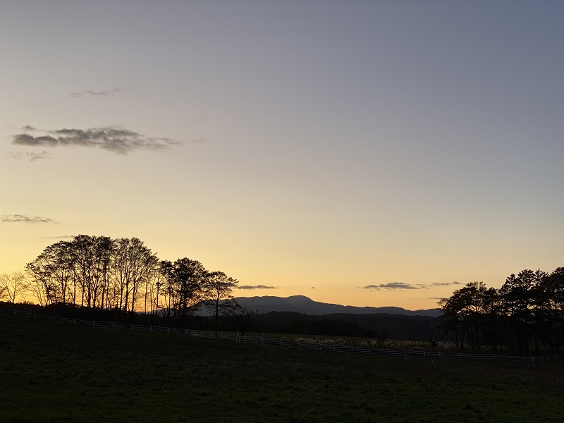 深山牧野から撮影した栗駒山の夕焼けの写真