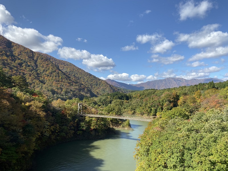 鳴子ダムの紅葉の風景写真をiphone11proで撮影