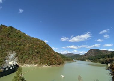 鳴子ダムの紅葉の風景写真をiphone11proで撮影