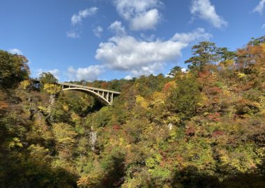 iphone11proで鳴子峡の遊歩道から鳴子峡を望んだ風景写真
