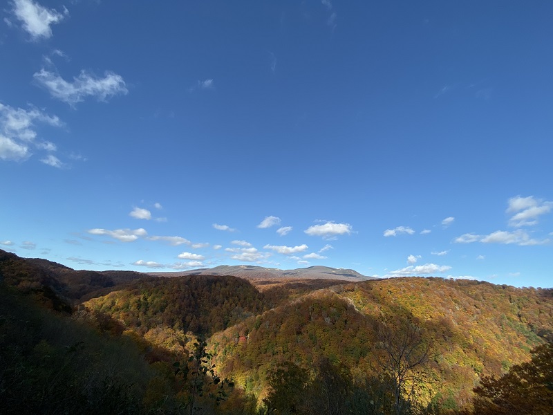 湯浜峠付近からアイフォン11プロで撮影の栗駒山の風景
