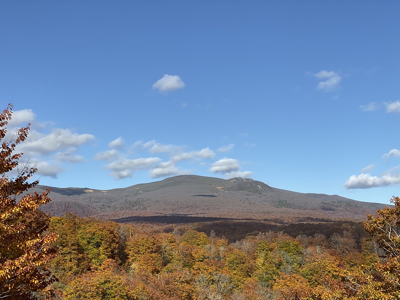 湯浜峠付近からアイフォン11プロで撮影の栗駒山の風景